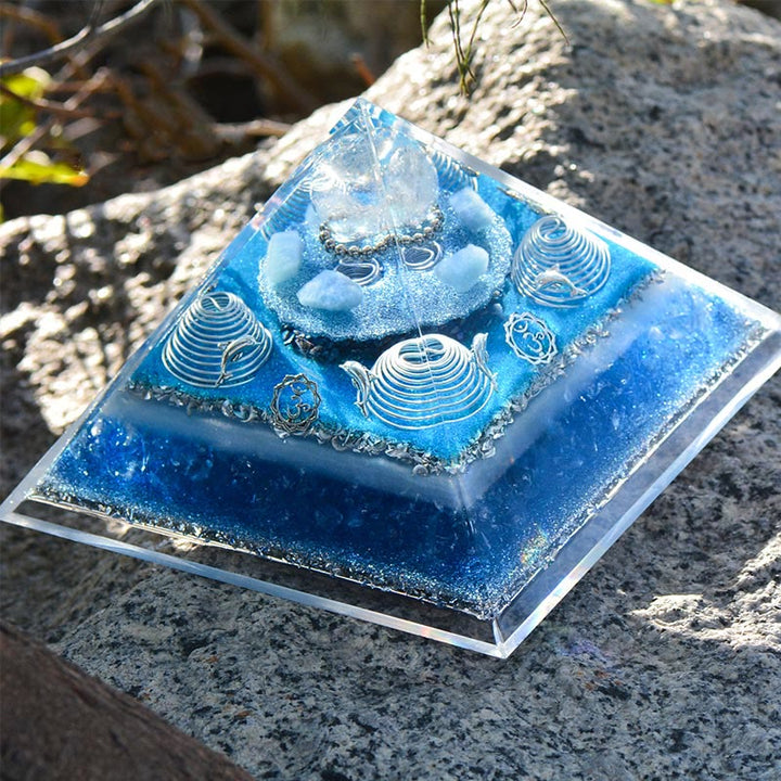 Pyramide d'orgone en cristal clair aigue-marine Olivenorma « Atlantis »