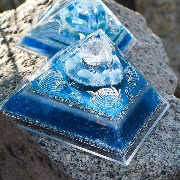 Pyramide d'orgone en cristal clair aigue-marine Olivenorma « Atlantis »