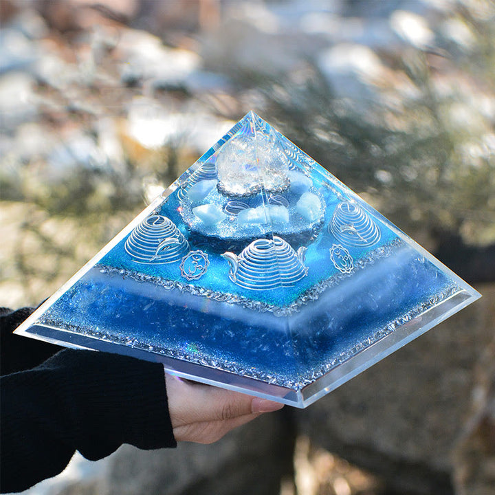 Pyramide d'orgone en cristal clair aigue-marine Olivenorma « Atlantis »