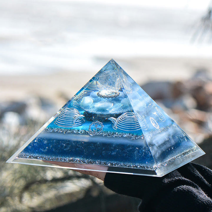 Pyramide d'orgone en cristal clair aigue-marine Olivenorma « Atlantis »