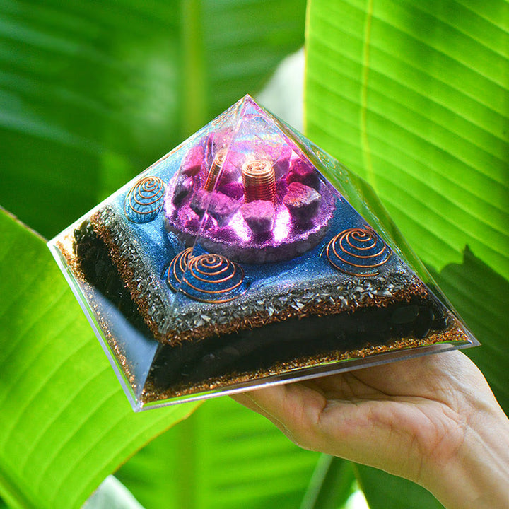 Pyramide d'orgone en obsidienne et améthyste « Sept étoiles » Olivenorma