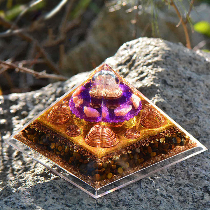 Pyramide d'orgone en pierre solaire œil de tigre Olivenorma « Chasseur de fortune »