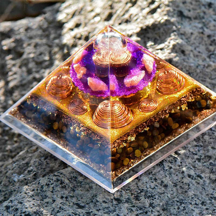 Pyramide d'orgone en pierre solaire œil de tigre Olivenorma « Chasseur de fortune »