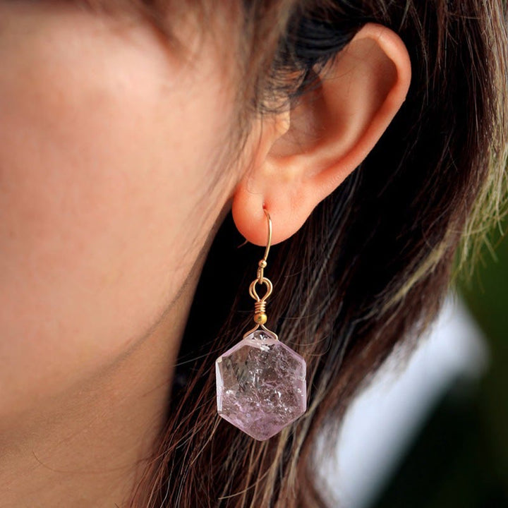 Boucles d'oreilles Olivenorma en lapis-lazuli à facettes hexagonales et améthyste