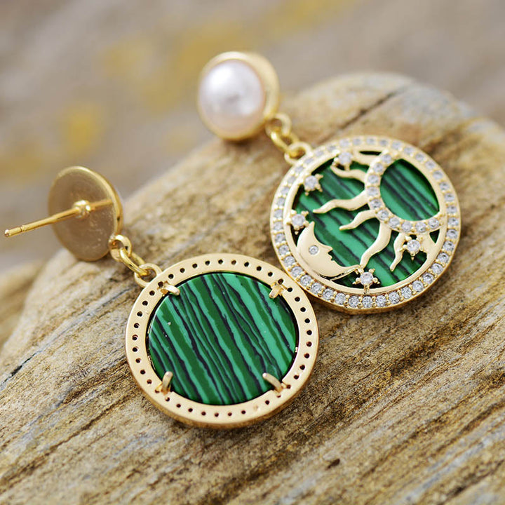 Boucles d'oreilles Olivenorma en perles d'eau douce malachites et motif soleil et lune