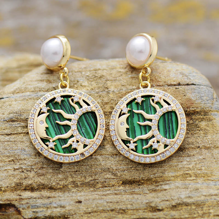 Boucles d'oreilles Olivenorma en perles d'eau douce malachites et motif soleil et lune