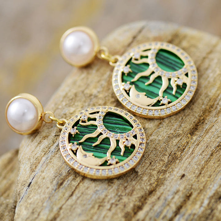 Boucles d'oreilles Olivenorma en perles d'eau douce malachites et motif soleil et lune