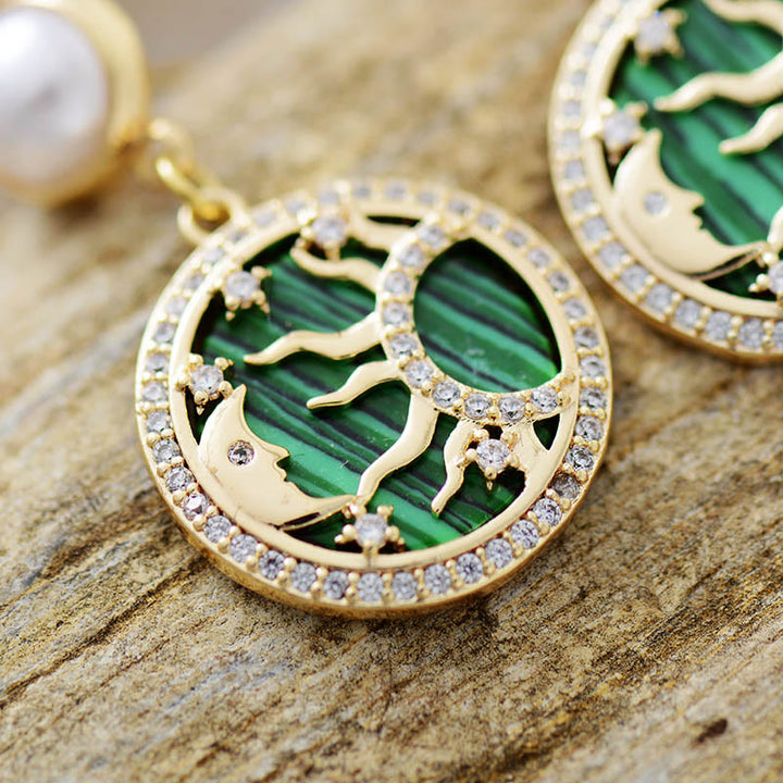 Boucles d'oreilles Olivenorma en perles d'eau douce malachites et motif soleil et lune
