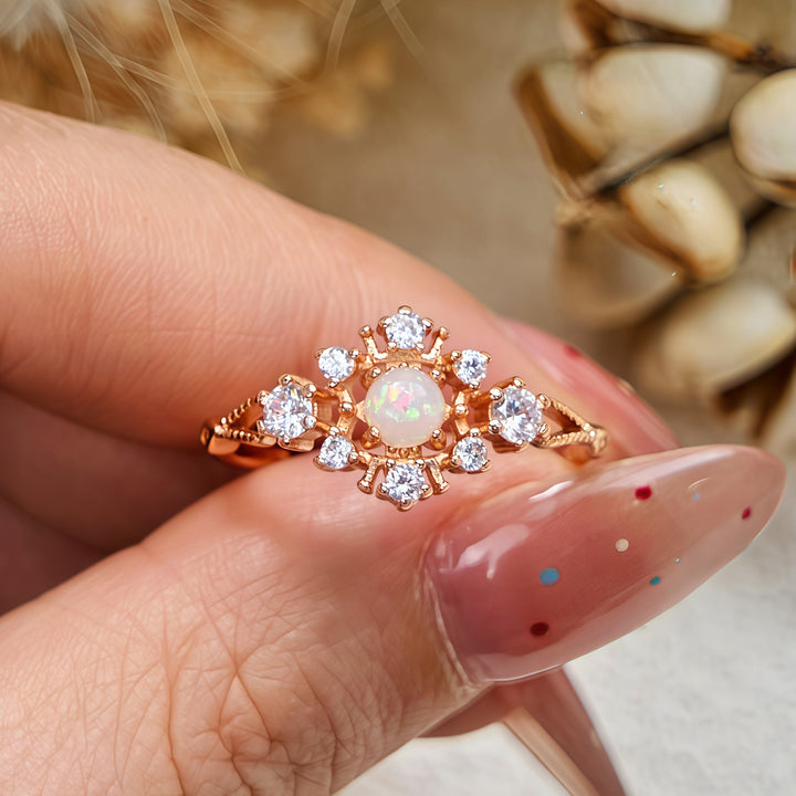 Bague Olivenorma "Snowflake" en opale naturelle et zircon blanc