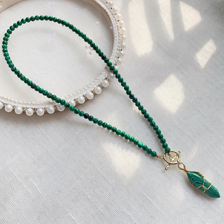 Collier de perles en pierre naturelle avec pendentif colonne hexagonale Olivenorma
