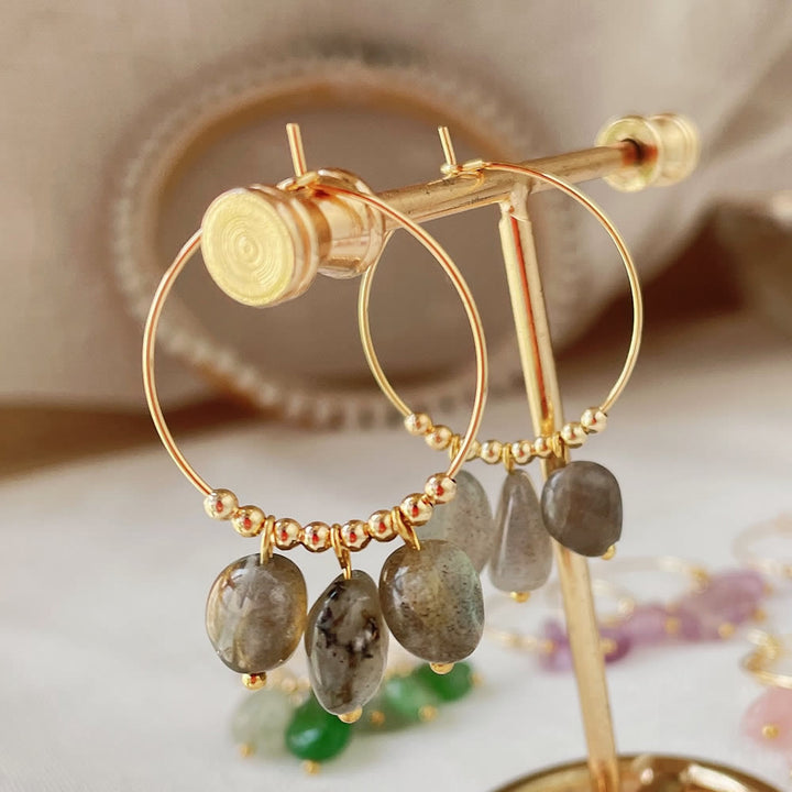 Boucles d'oreilles pendantes en acier titane et cristal concassé naturel Olivenorma