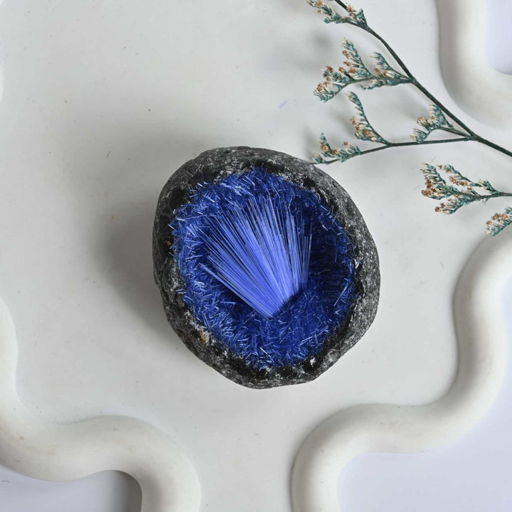 Décoration en pierre précieuse en forme d'œuf et d'aiguille en grappe de minerai de cheveux bleus Olivenorma