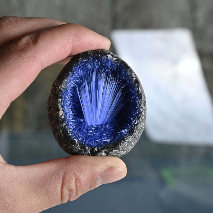 Décoration en pierre précieuse en forme d'œuf et d'aiguille en grappe de minerai de cheveux bleus Olivenorma