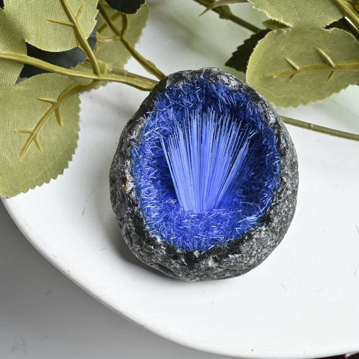Décoration en pierre précieuse en forme d'œuf et d'aiguille en grappe de minerai de cheveux bleus Olivenorma