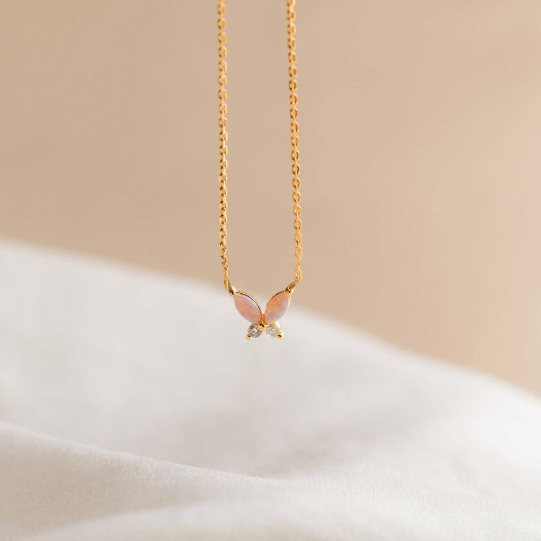 Collier pendentif papillon en acier titane avec opale bleu rose Olivenorma 