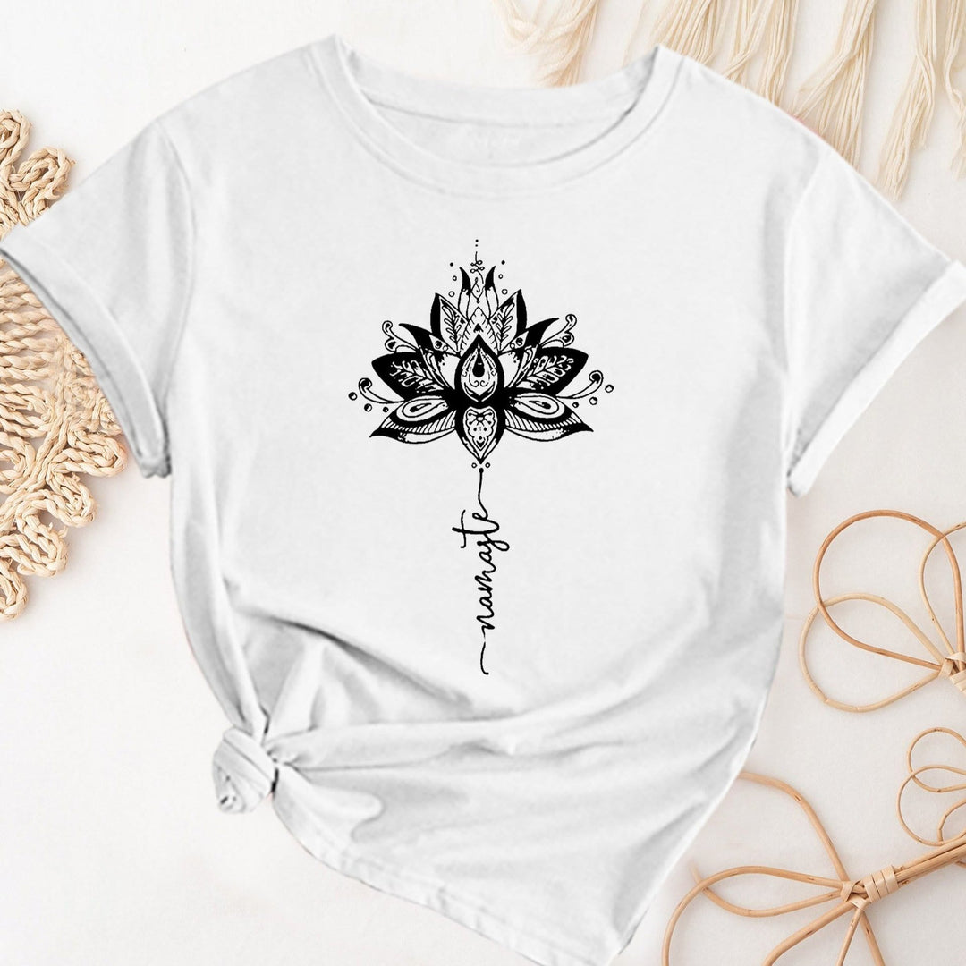 T-shirt ras du cou à manches courtes et imprimé lotus et lettres Olivenorma
