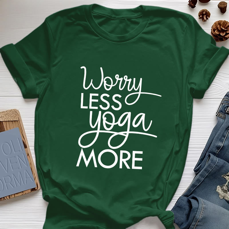 T-shirt Olivenorma « MOINS DE SOUCI, PLUS DE YOGA » pour les amateurs de yoga et de méditation - Vert foncé - 2XL - image 20
