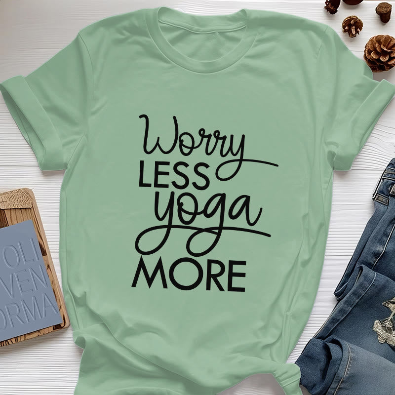 T-shirt Olivenorma « MOINS DE SOUCI, PLUS DE YOGA » pour les amateurs de yoga et de méditation - Vert clair - 2XL - image 17