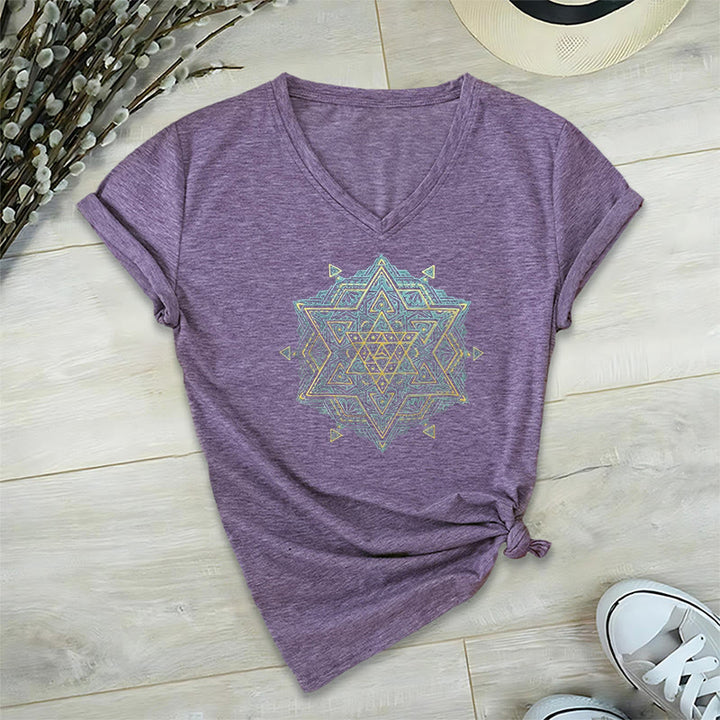 T-shirt col V avec symbole du cube de Olivenorma et géométrie sacrée. - Violet - 2XL - image 22
