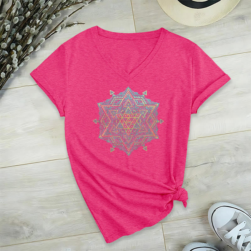 T-shirt col V avec symbole du cube de Olivenorma et géométrie sacrée. - Rose vif - 2XL - image 32