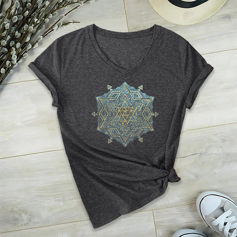 T-shirt col V avec symbole du cube de Olivenorma et géométrie sacrée. - Gris - 2XL - image 0