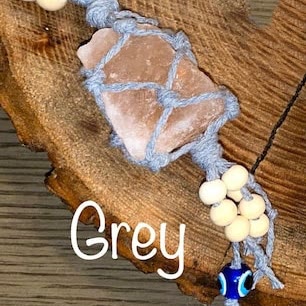 Porte-clés pendentif en cristal naturel avec corde en macramé colorée Olivenorma - Corde grise - Pierre Empereur Rose - image 7