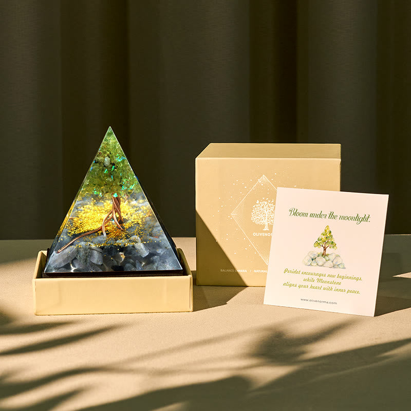 Pyramide d'orgone Olivenorma Moonlit Growth Péridot et pierre de lune grise - 10*10cm (avec carte) - OUI S'IL VOUS PLAÎT 8 $ - image 0