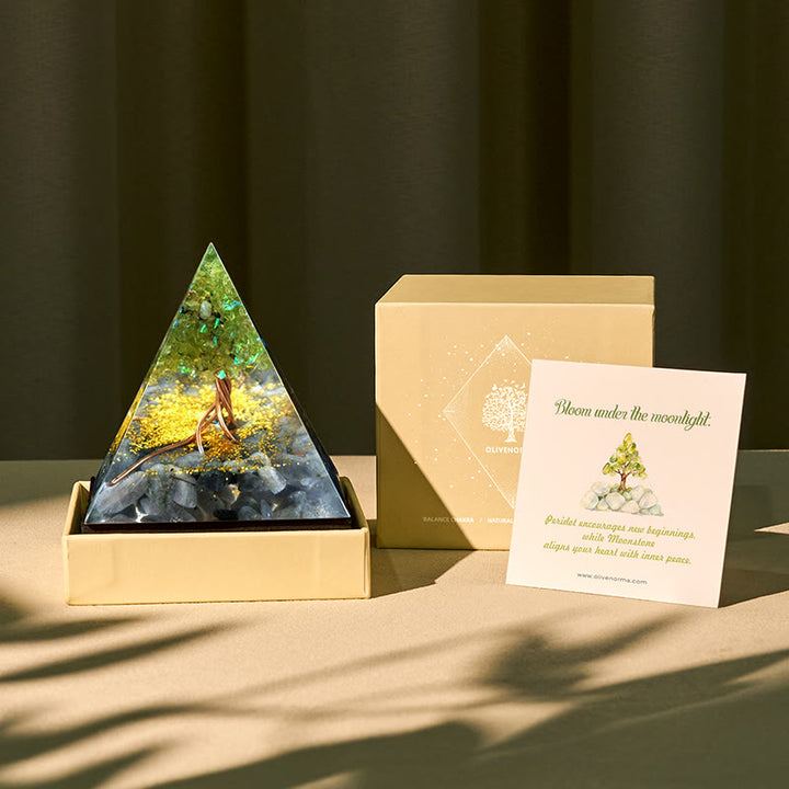 Pyramide d'orgone Olivenorma Moonlit Growth Péridot et pierre de lune grise - 10*10cm (avec carte) - OUI S'IL VOUS PLAÎT 8 $ - image 0