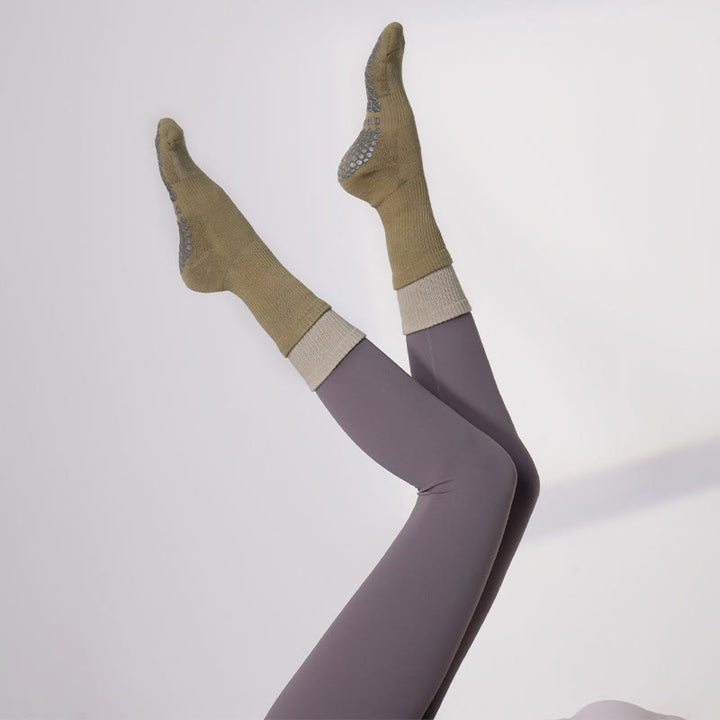 Chaussettes de yoga et de Pilates Olivenorma Floor Grip, confortables et élastiques, mi-mollet, en coton respirant. Antidérapantes, elles offrent un maintien élastique et une excellente adhérence. - Brun olive - 10 paires - image 12