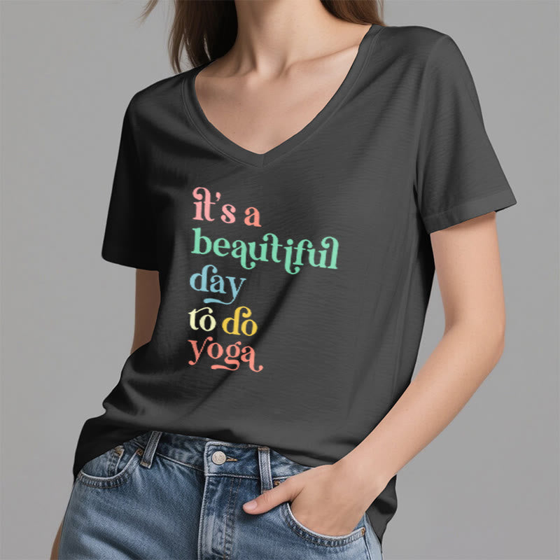 T-shirt col V Olivenorma« C'est une belle journée pour faire du yoga » - image 1