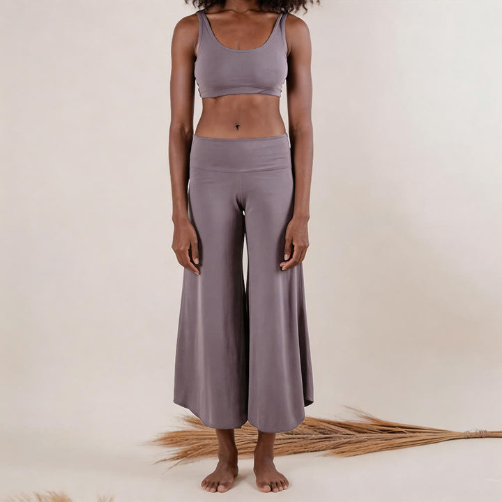 Pantalon de yoga court taille haute Olivenorma, couleur unie et extensible, idéal pour le sport et la détente. Coupe évasée. - image 2