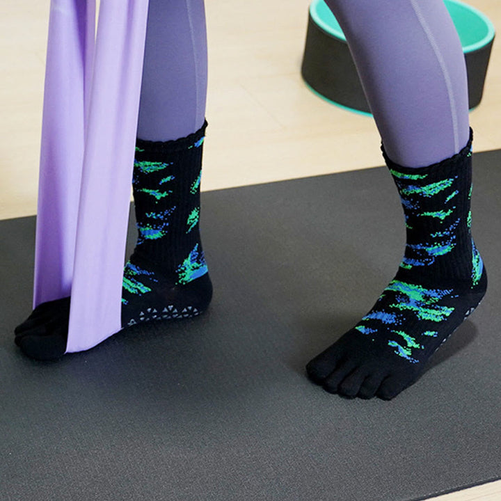 Chaussettes de yoga Olivenorma pour femmes, haute élasticité, tige mi-haute, antidérapantes, à picots en silicone, pour un confort optimal toute la journée, idéales pour la salle de sport en intérieur. - image 12