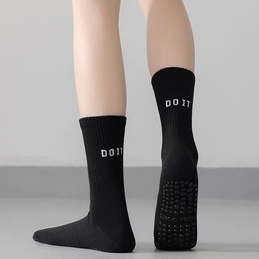 Chaussettes de yoga Olivenorma mi-hautes en maille élastique, couvrantes et antidérapantes, avec soutien de l'équilibre en silicone, pour femmes, idéales pour le sport et les activités variées. - image 2