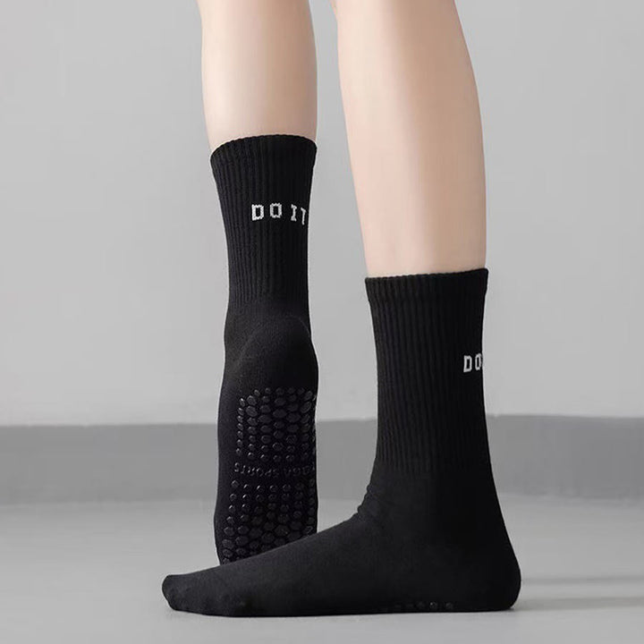 Chaussettes de yoga Olivenorma mi-hautes en maille élastique, couvrantes et antidérapantes, avec soutien de l'équilibre en silicone, pour femmes, idéales pour le sport et les activités variées. - image 3