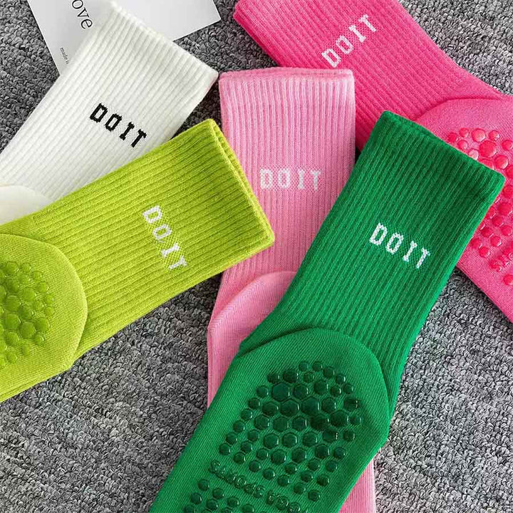 Chaussettes de yoga Olivenorma mi-hautes en maille élastique, couvrantes et antidérapantes, avec soutien de l'équilibre en silicone, pour femmes, idéales pour le sport et les activités variées. - image 5