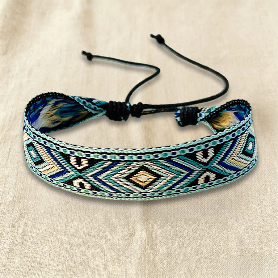 Bracelet tressé Olivenorma à motif ethnique géométrique tribal, ajustable et noué, idéal au quotidien et pour les fêtes. - Chevron de sauge - image 0