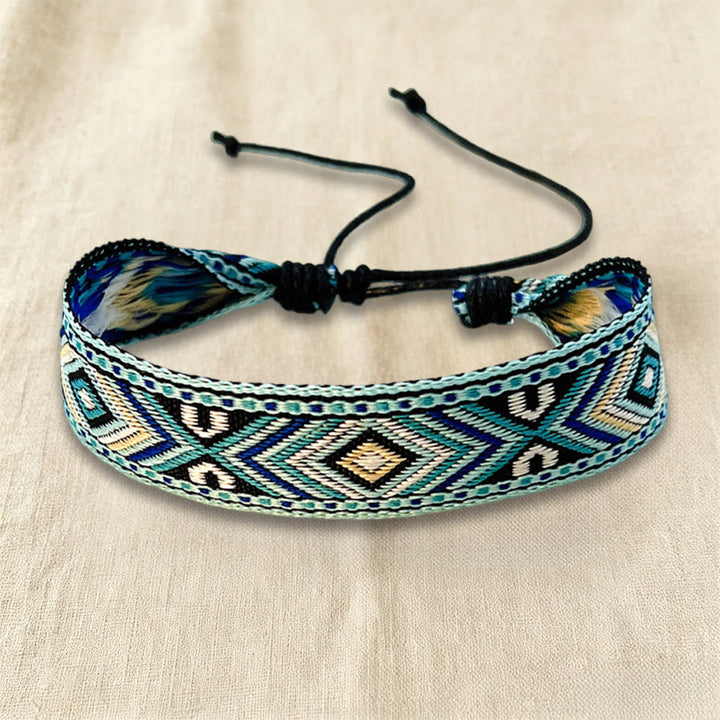 Bracelet tressé Olivenorma à motif ethnique géométrique tribal, ajustable et noué, idéal au quotidien et pour les fêtes. - Chevron de sauge - image 0