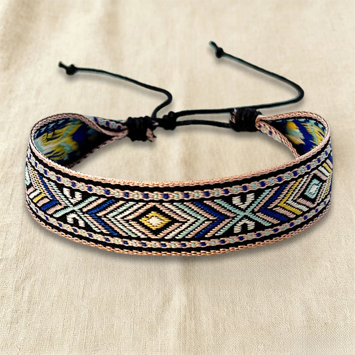 Bracelet tressé Olivenorma à motif ethnique géométrique tribal, ajustable et noué, idéal au quotidien et pour les fêtes. - Tan Geometric - image 4