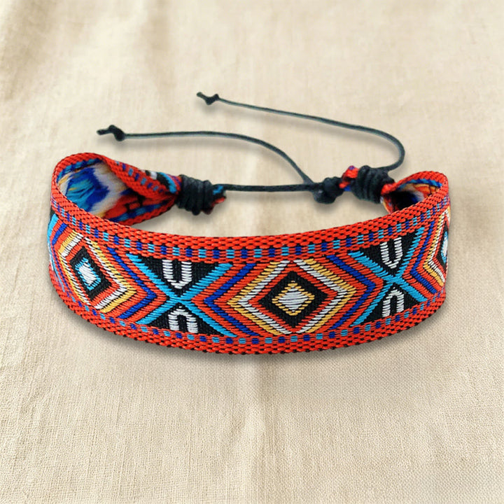 Bracelet tressé Olivenorma à motif ethnique géométrique tribal, ajustable et noué, idéal au quotidien et pour les fêtes. - Diamant Corail - image 2