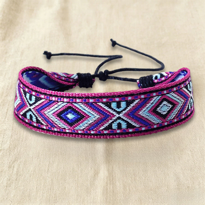 Bracelet tressé Olivenorma à motif ethnique géométrique tribal, ajustable et noué, idéal au quotidien et pour les fêtes. - Tissage magenta - image 9