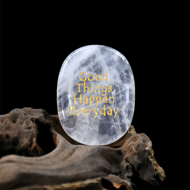 Pierre de poche apaisante gravée Olivenorma « De bonnes choses arrivent chaque jour » - Quartz clair - Support d'airbag et pierre précieuse - image 1