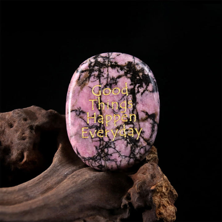Pierre de poche apaisante gravée Olivenorma « De bonnes choses arrivent chaque jour » - Rhodonite - Support d'airbag et pierre précieuse - image 25