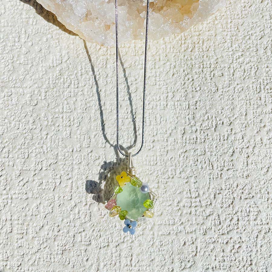 Collier pendentif Olivenorma en pierre naturelle avec fleurs émaillées et péridot - image 9