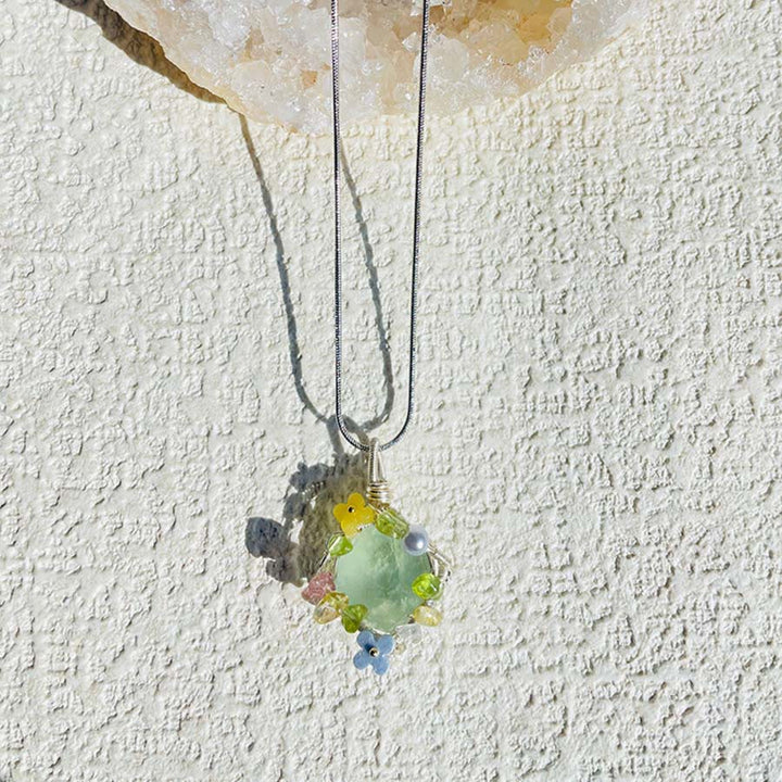 Collier pendentif Olivenorma en pierre naturelle avec fleurs émaillées et péridot - image 9