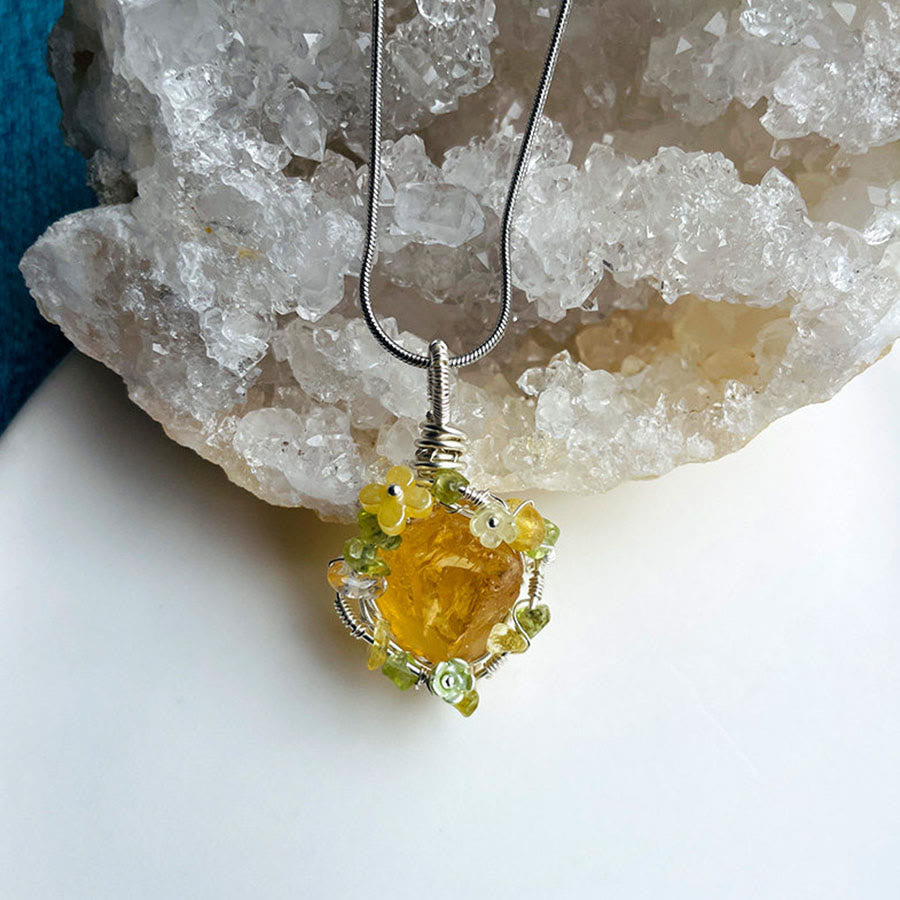 Collier pendentif Olivenorma en pierre naturelle avec fleurs émaillées et péridot - image 1
