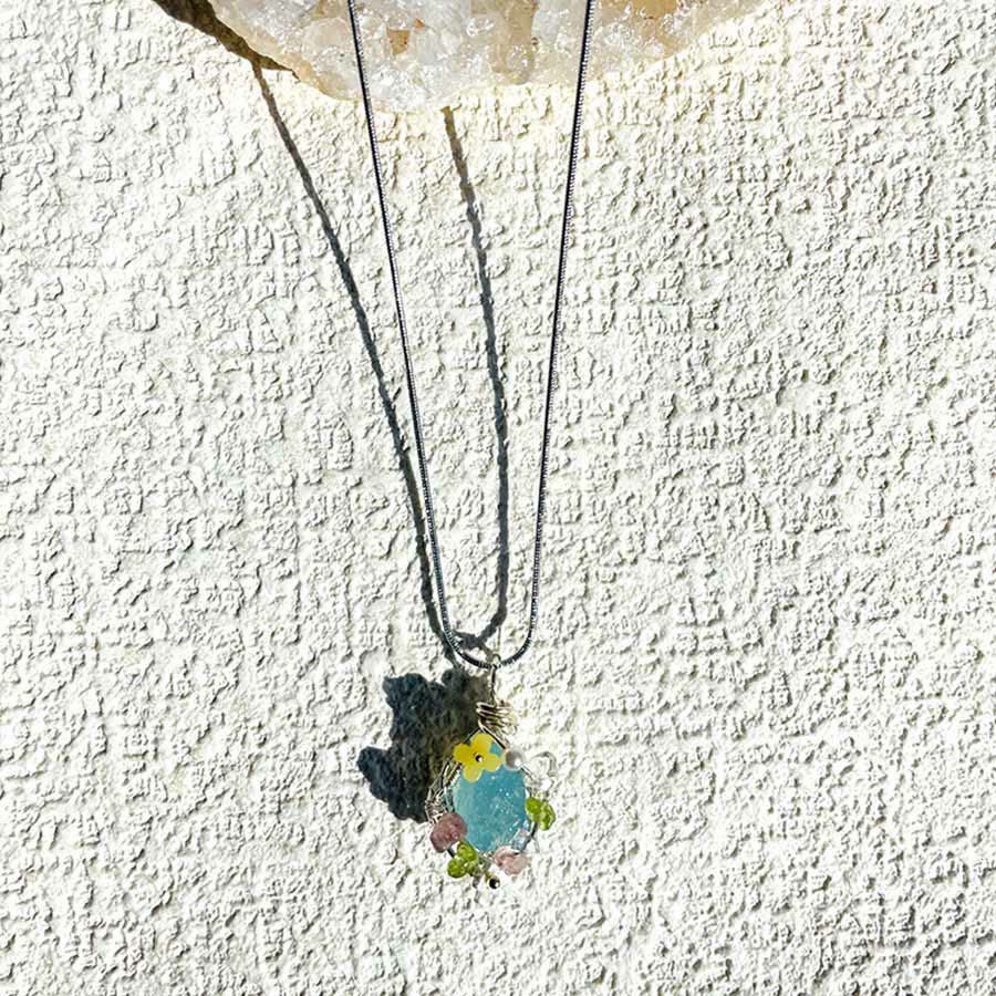 Collier pendentif Olivenorma en pierre naturelle avec fleurs émaillées et péridot - image 4