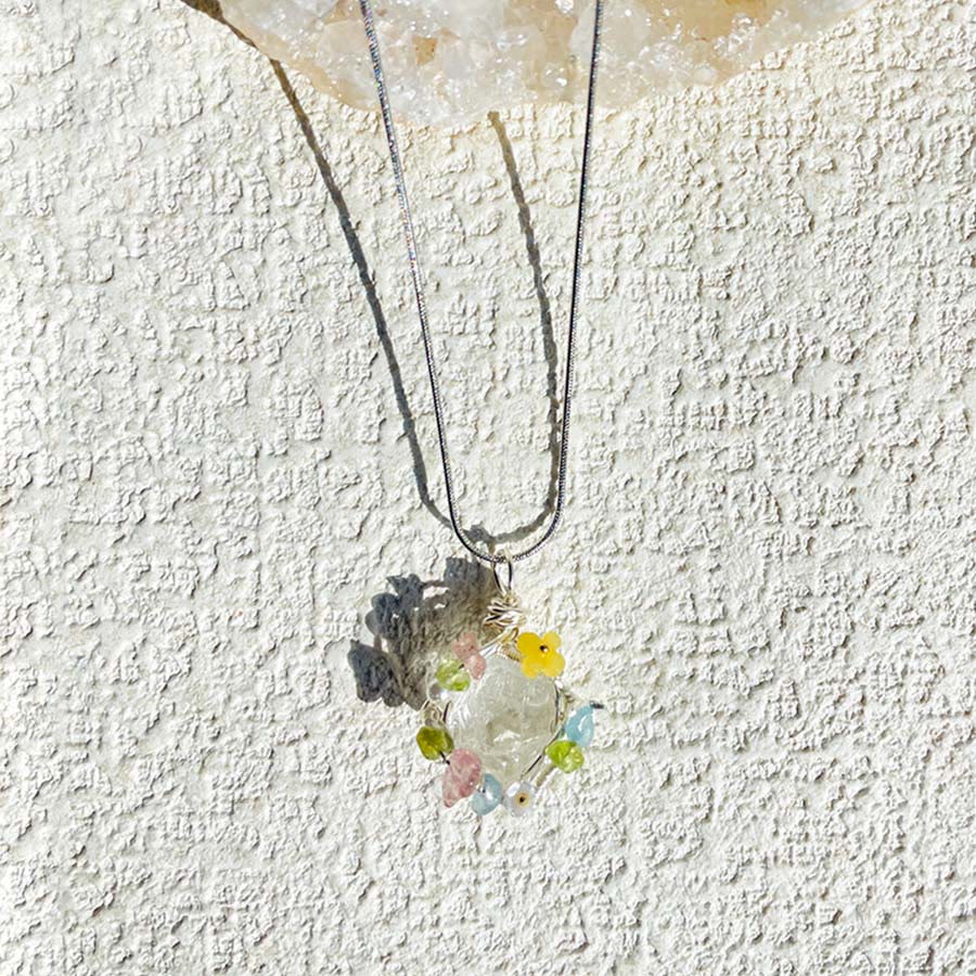 Collier pendentif Olivenorma en pierre naturelle avec fleurs émaillées et péridot - image 13