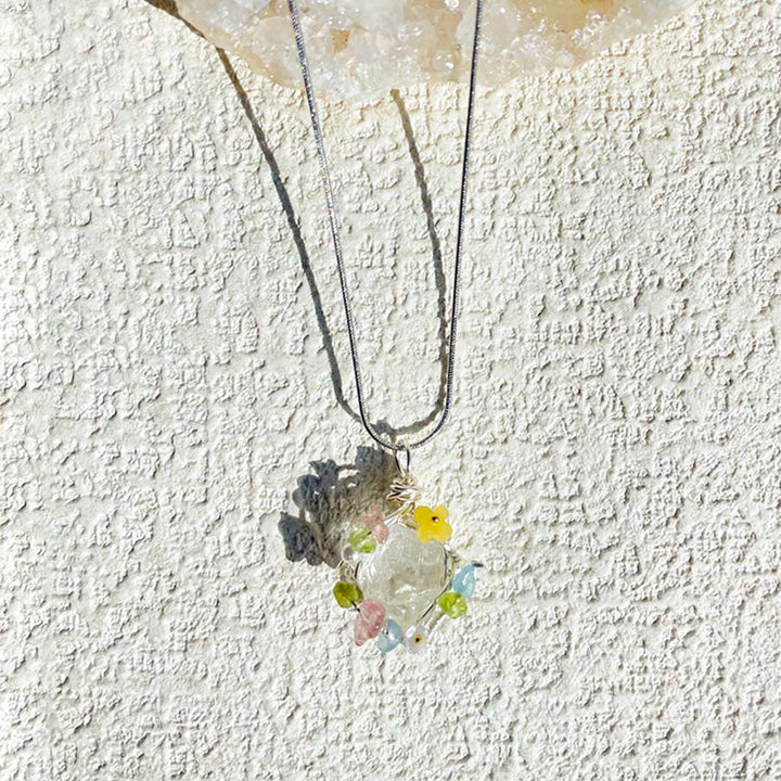 Collier pendentif Olivenorma en pierre naturelle avec fleurs émaillées et péridot - image 13