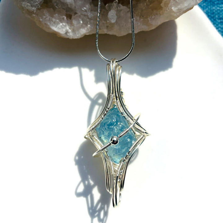 Collier Olivenorma à thème céleste en améthyste et aigue-marine, pierres naturelles enroulées de fil. - Aigue-marine et planète - image 5