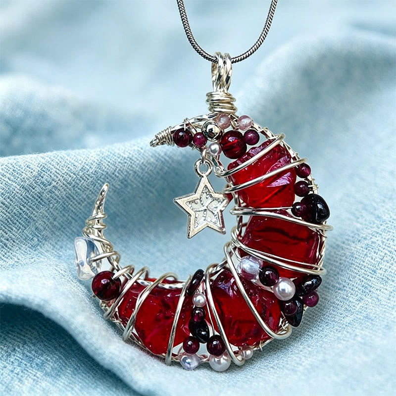 Collier Olivenorma fait main en fil de fer, orné de grenat et de verre rouge, en forme de croissant de lune. - image 5